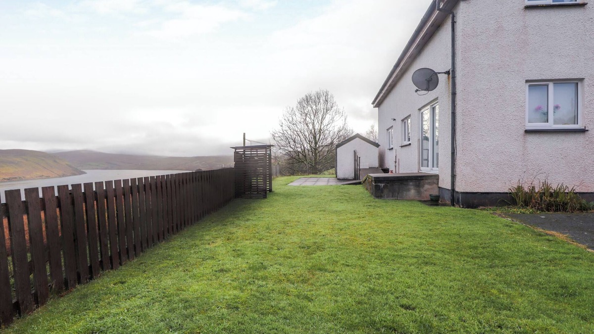 Beinn Orasaigh Cottage | ARNAVAL, pet friendly, country holiday cottage in Carbost
