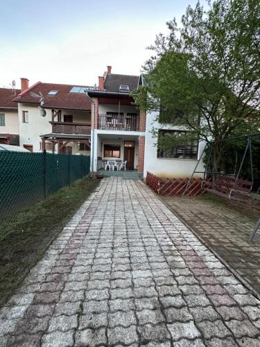 Bukfurdo Apartment | Arnold Apartmanház