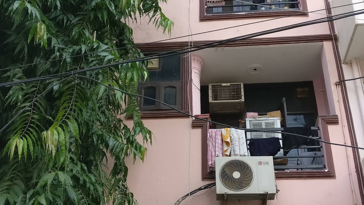 DLF City Apartment | Arora House 1RK Peaceful Environment Near Cyber City and Metro Station