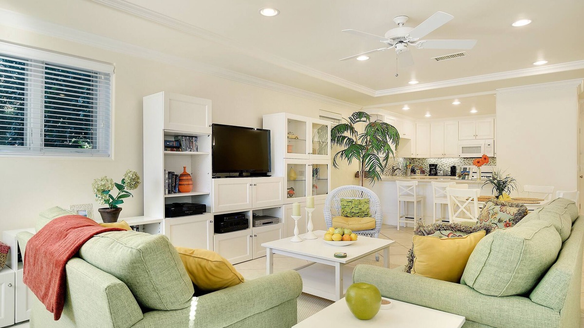 Beach Barber Tract Apartment | Around 5-8 min. walk to Beach/1 block to pool/1 Car Garage/Air Conditioning