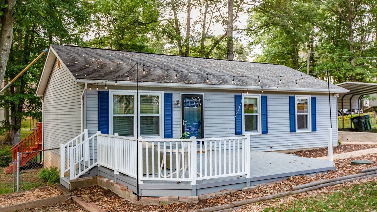 Ruby House | Arrowhead Lake House, WiFi, King Beds, firepit, BBQ