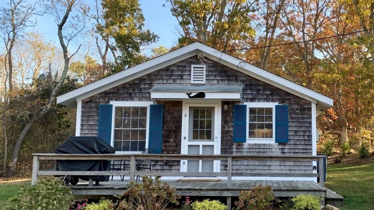 Oak Bluffs Cottage | Arrowsmith Cottage - Oak Bluffs - 1 mi to Eastville Point Beach via bike path.