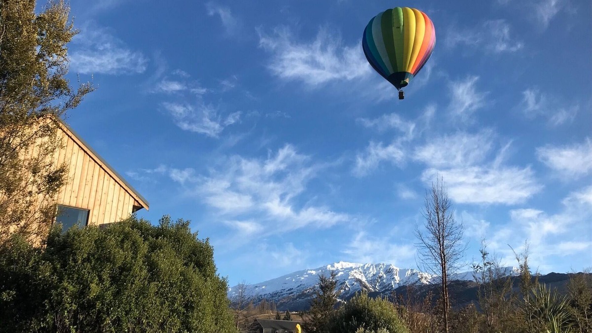 Lake Hayes House | Arrowtown Cottage® - Mountain views, quality chattels