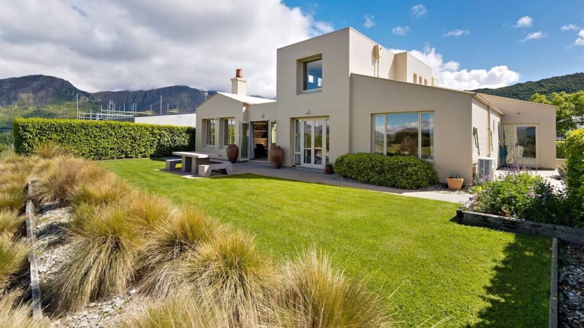 Arrowtown Villa | Arrowtown Hills · Arrowtown holiday home- Views, hot tub, sun