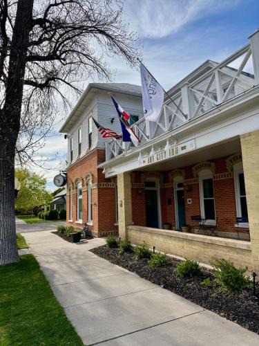 Springville Hotel | Art City Inn