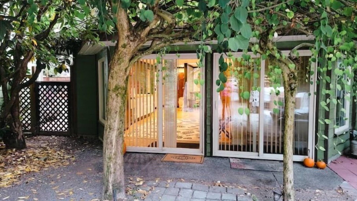 Burlington Cottage | Art Deco 2 BD Private House w/Large Outdoor space