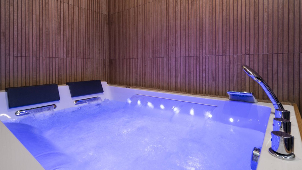 Hincmar Apartment | Art Deco Champagne & Spa
