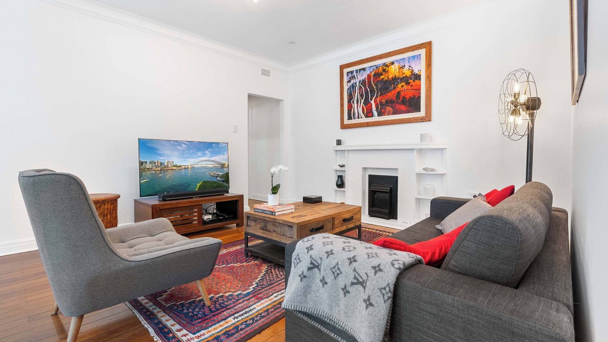 Bellevue Hill Apartment | Art-Deco Gem in Midlothian, Opposite Beach