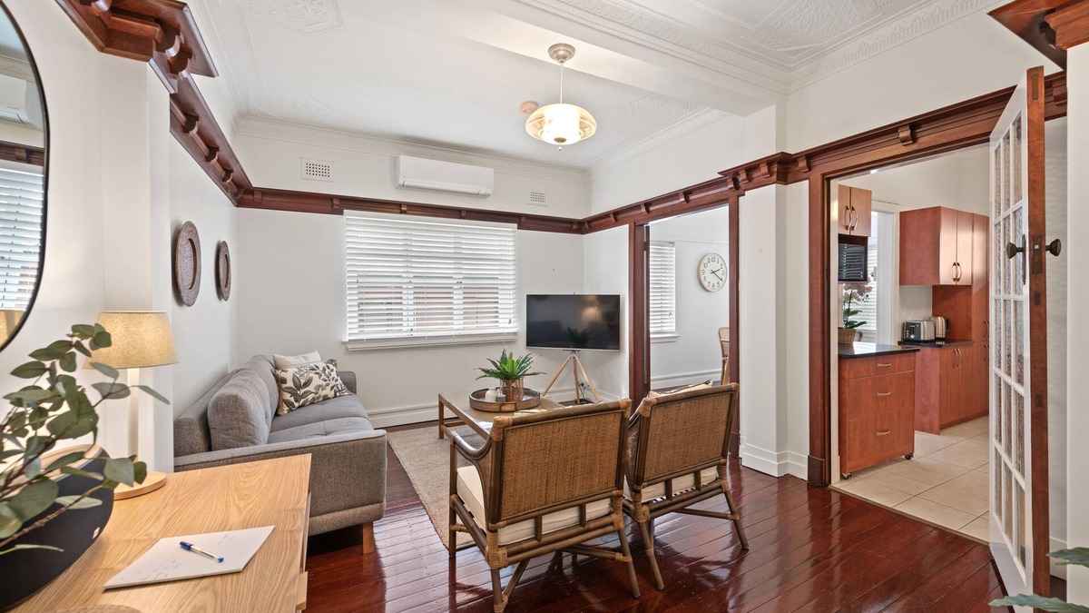 Clayfield Apartment | Art Deco in Ascot! ~ 2Bed/1Bath/1Car