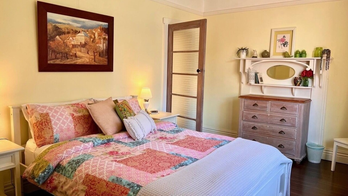 Gardenvale House | Art Deco Inspired 2 bedroom House - Single Level, Free Wifi and driveway Parking