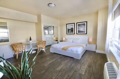 South Pointe Apartment | Art Deco Suite Steps from Beach in South of Fifth