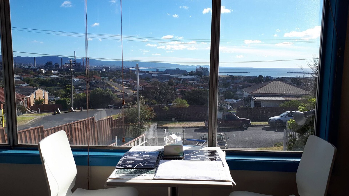 Port Kembla Apartment | Art Deco unit with great views