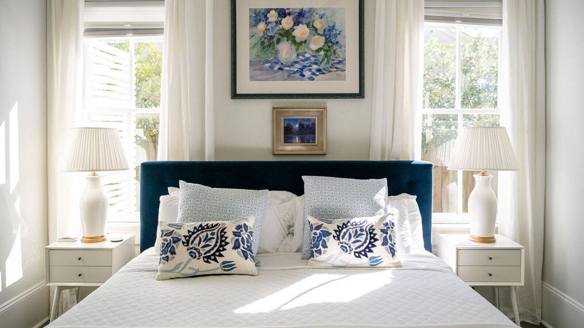 West Riverside Cottage | Art-filled 2-bedroom cottage with WiFi and AC in New Orleans