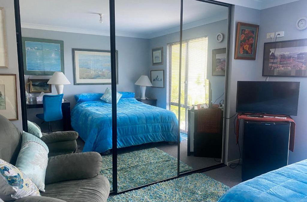 Huonville Bed & Breakfast | Art House Blue Room