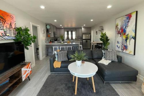 Southeastern Sacramento House | ART HOUSE king beds near the breweries