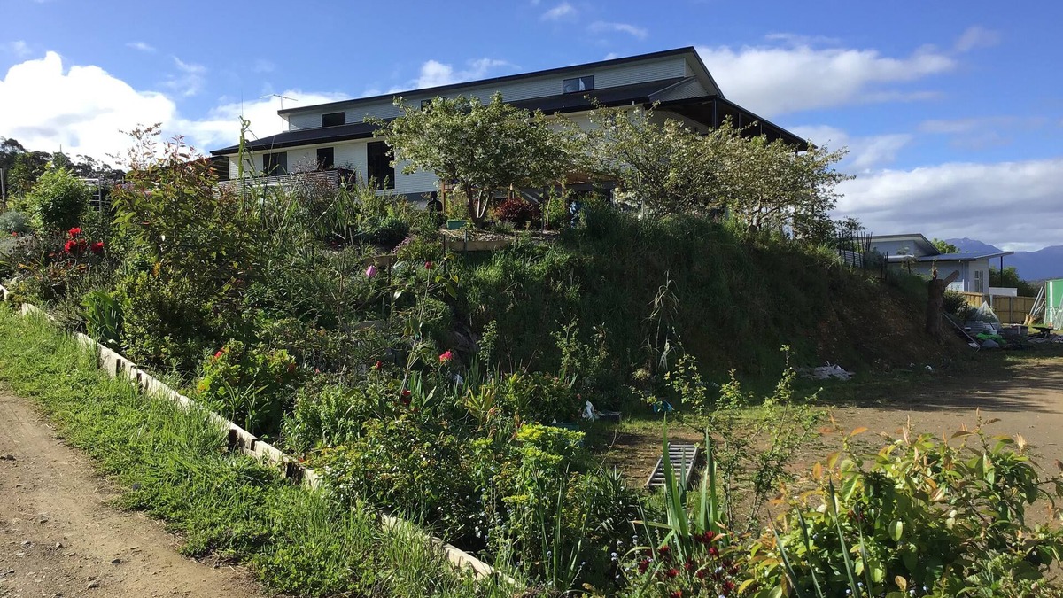 Huonville House | Art House.Paintings in hallway, bathroom, toilet, living areas and bedrooms.