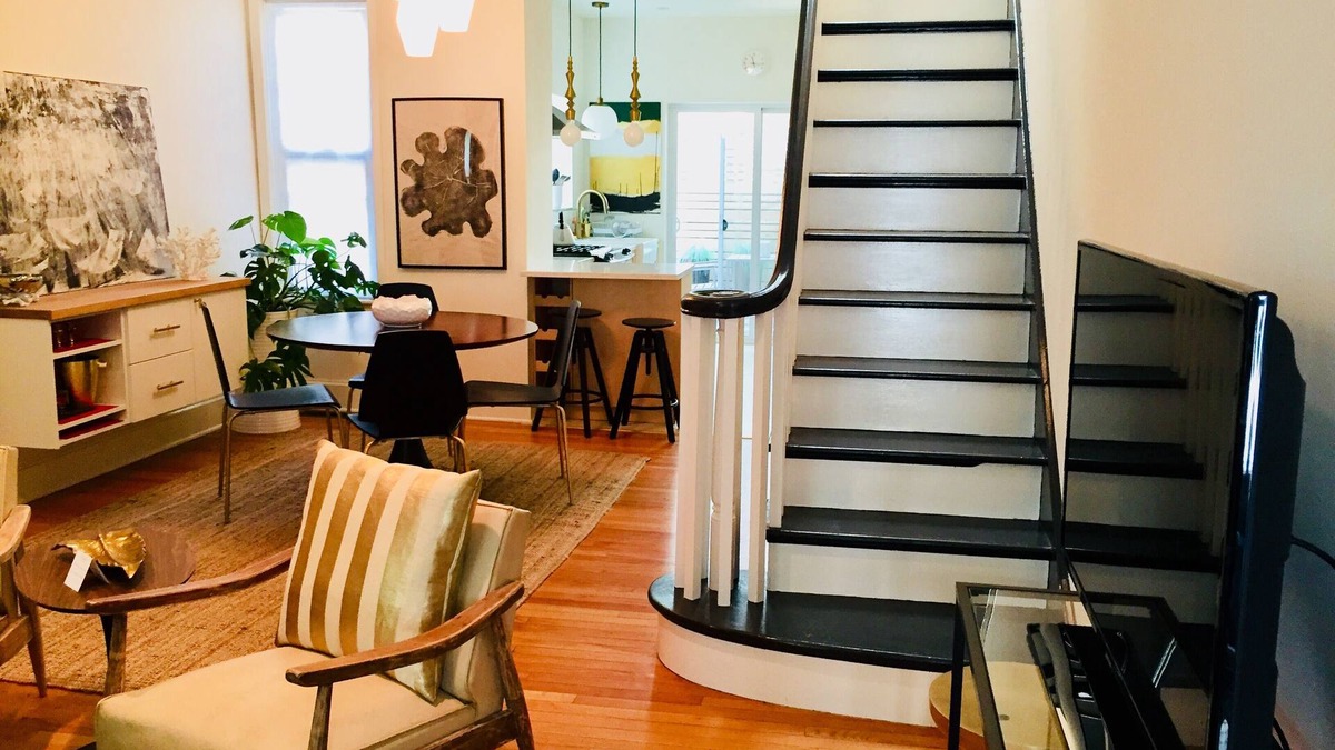 Fairmount House | Art Museum Gem: 2 story townhome