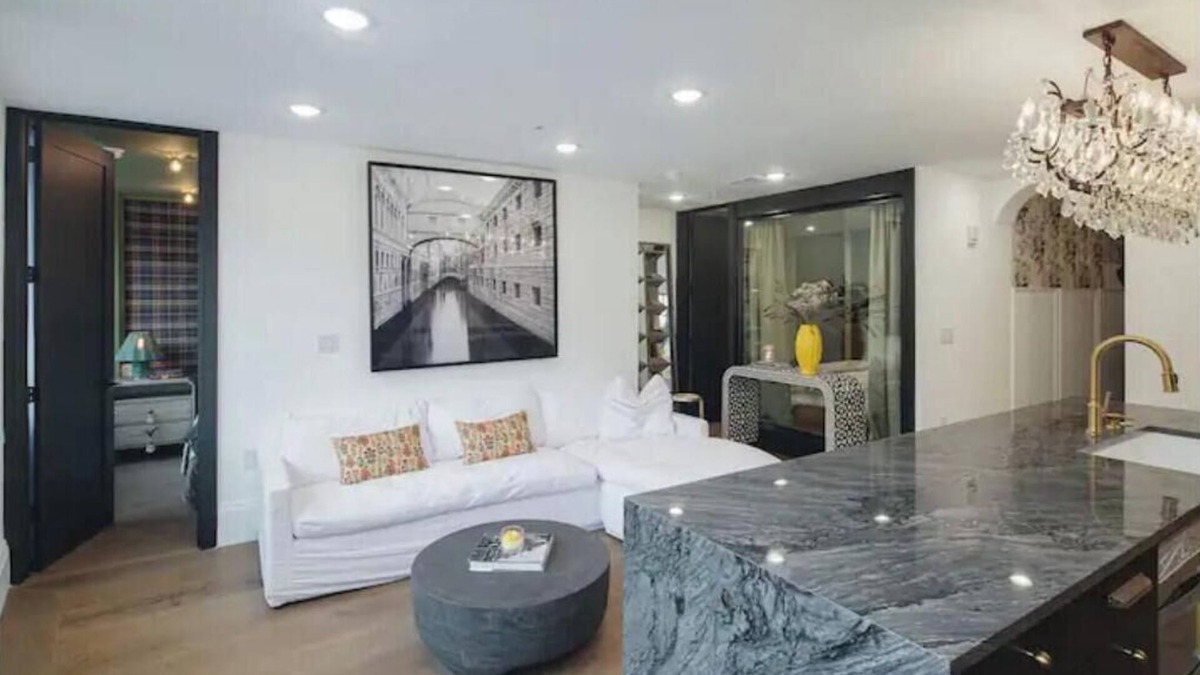 Spring Garden Apartment | Art Museum Luxury Two-Bedroom