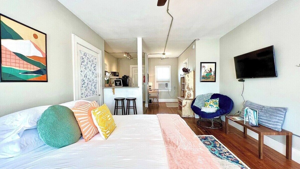 Corpus Christi Apartment | Art+Music+Entertainment+PetsOK+Downtown+Cozy