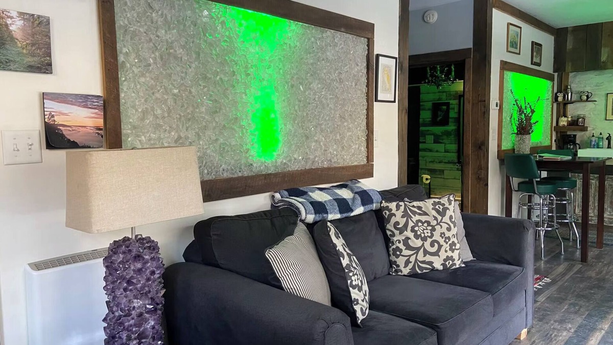Ashfield Apartment | Art Studio: Historical Carriage House in the Poconos