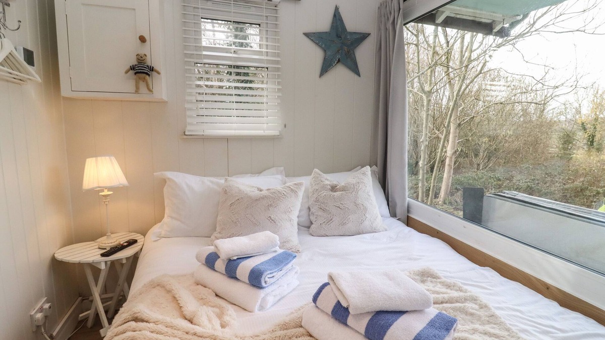 Blandford Saint Mary Cottage | ART STUDIO, pet friendly, with hot tub in Blandford Forum