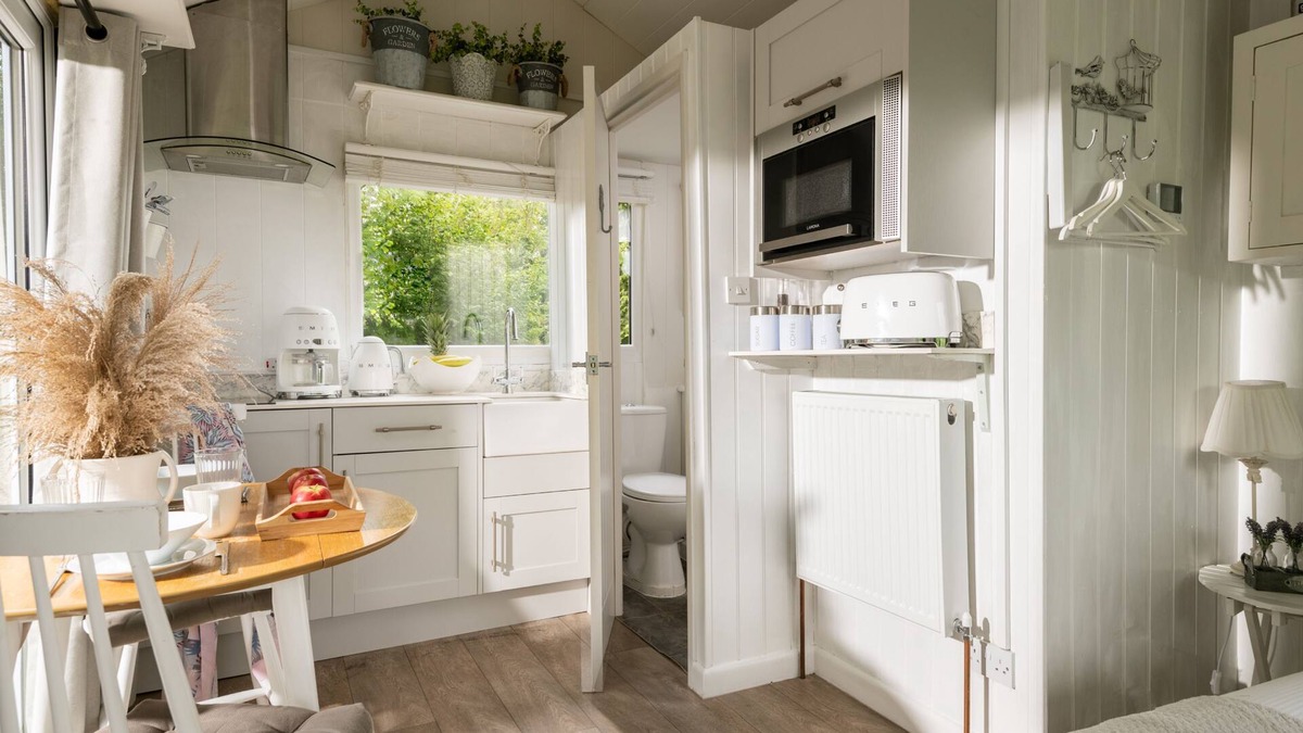 Blandford Saint Mary Ski Chalet | ART STUDIO - ROMANTIC ESCAPE | SLEEPS 2 | HOT TUB | BBQ | PETS ALLOWED | WI-FI