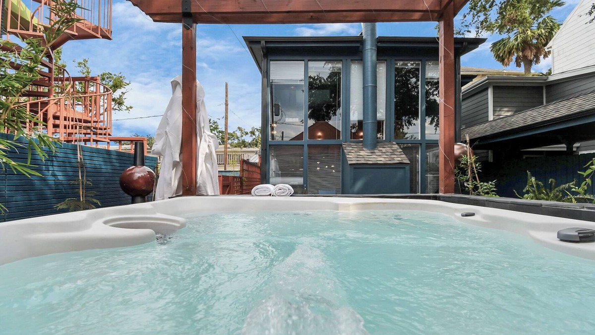 Hyde Park House | Artful Elegance with Pool & a Private Jacuzzi