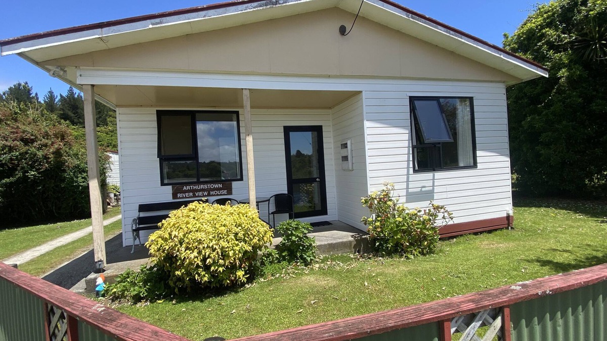 Hokitika House | Arthurstown Rd Riverview Holiday house HokitikanSpacious house sleeps 8.