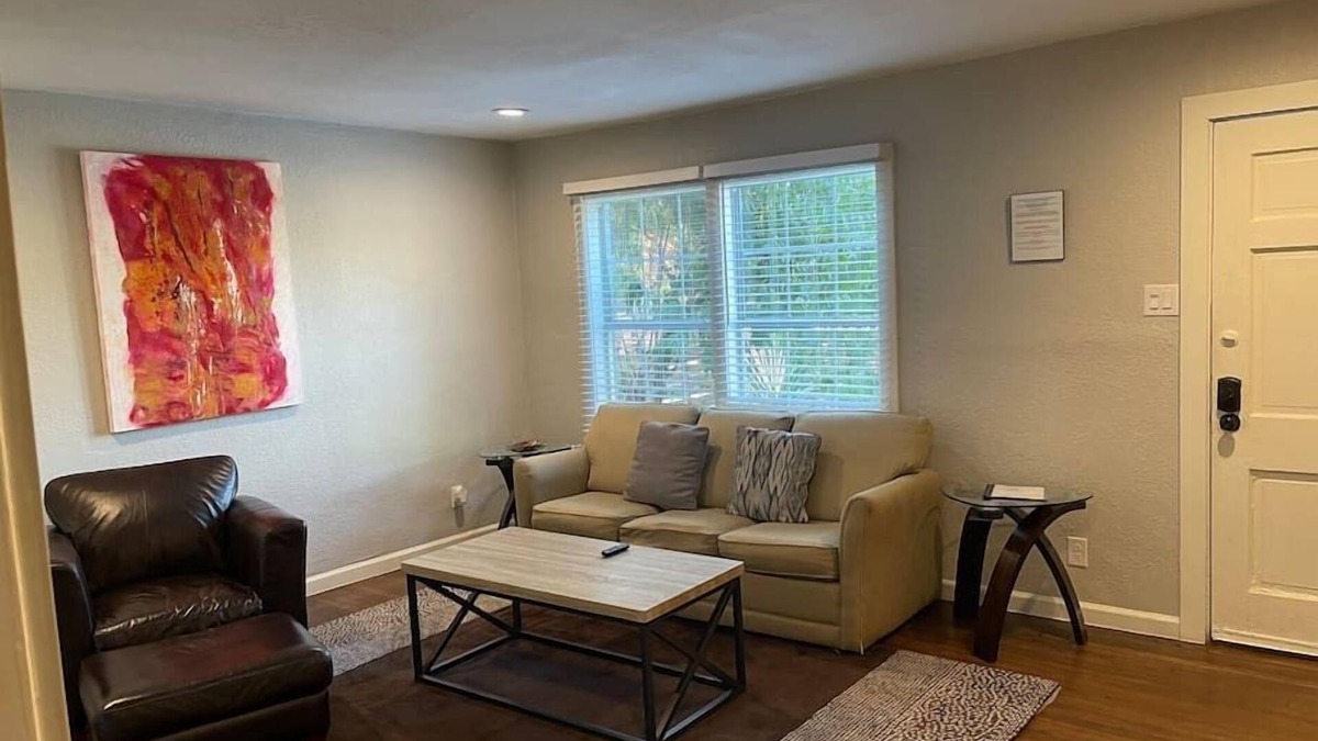 Kessler Apartment | Artist Alcove* Spacious Apartment* Walk 2 Shops!
