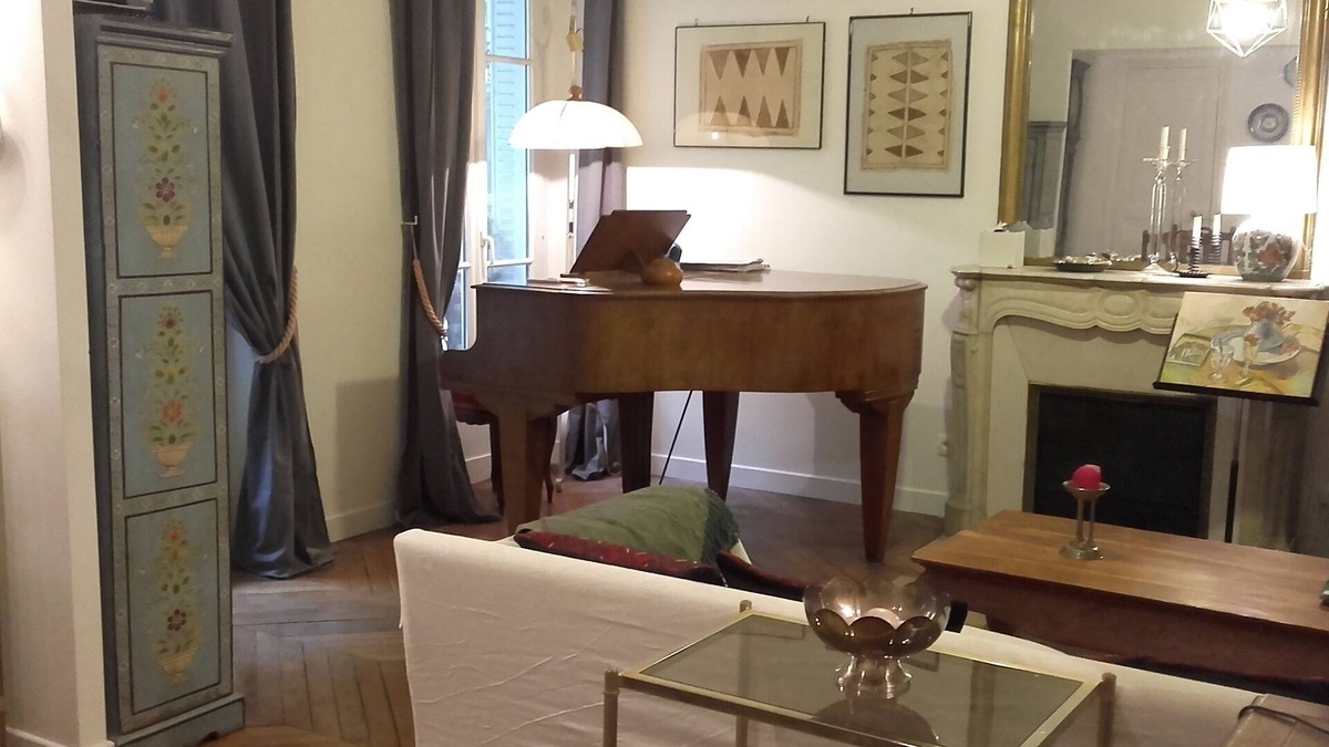 Saint-Vincent-de-Paul Apartment | artist apartment with piano 80 m2, artist apartment with piano