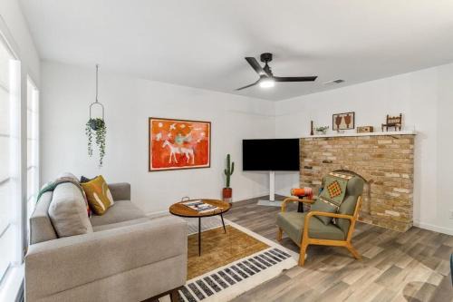 St. Edwards Apartment | Artist Retreat by SoCo - Sleeps 6 - Free Parking