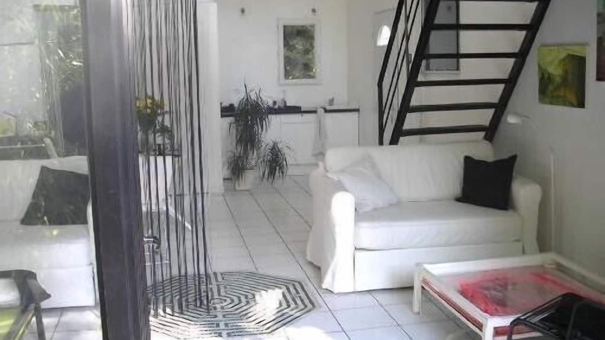 Pignan Cabin | artist's house with patio, access to Mediterranean garden and unheated swimming pool