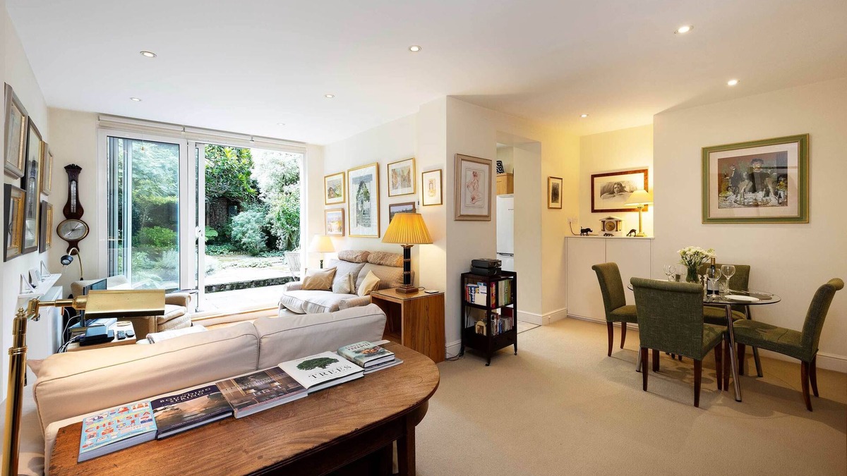 Fulham Broadway Apartment | Artist's Oasis, by Veeve
