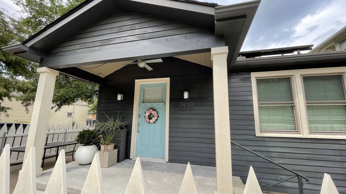 Central Carrollton Association House | Artist Tanner 2-Bed Cottage off the Streetcar Line