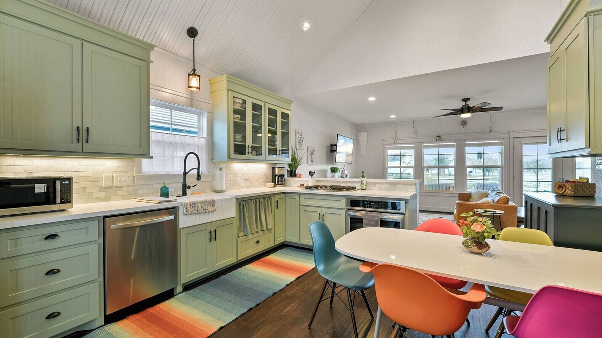Dickinson House | Artistic & Charming 2-bedroom house on quiet lake near NASA and Galveston