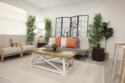 Bayou Oaks House | Artistic Escape Near Airport, Museums, And Ballet