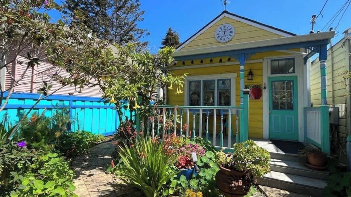 Westside Santa Cruz House | Artistic Pelican in Downtown Santa Cruz