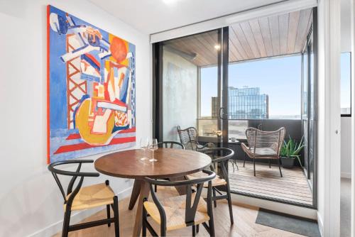 Collingwood North Apartment | Artistic Urban Getaway just off Smith Street!