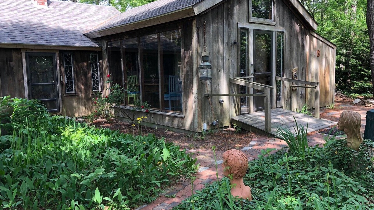 Dennis Cottage | Artists Getaway -Nestled near Scargo Lake