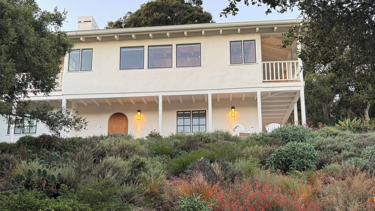 Hatton Fields House | Artist’s Retreat: 3BR Carmel-by-the-Sea w/Ocean Glimpse & Walk to Beach & Town