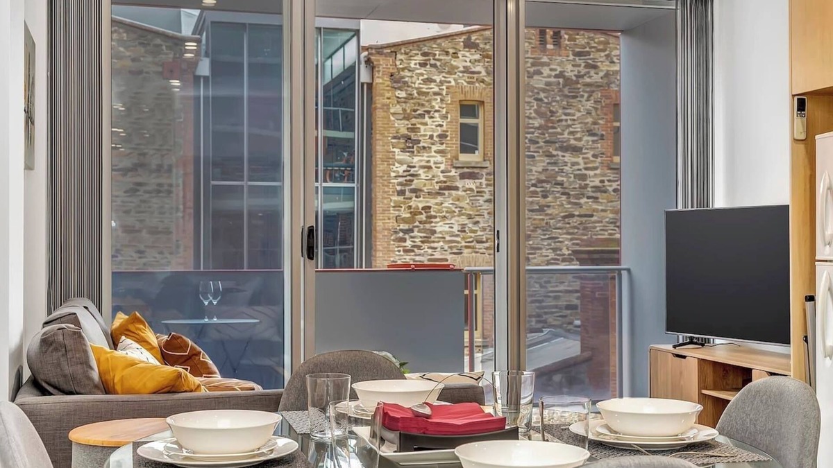 Adelaide Central Business District Apartment | Artsy at East End A Modern Inner city Retreat