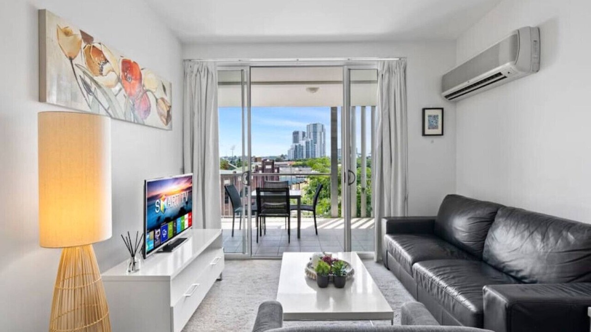 Fortitude Valley Apartment | Artsy Destination! Compact & Cosy 2 BR Apart @ Val