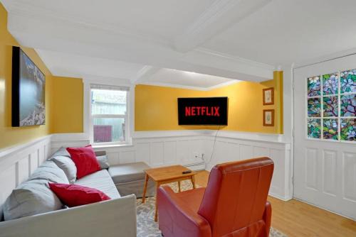 Riley Park-Little Mountain House | Artsy Private Guest Suite with Outdoor Saloon