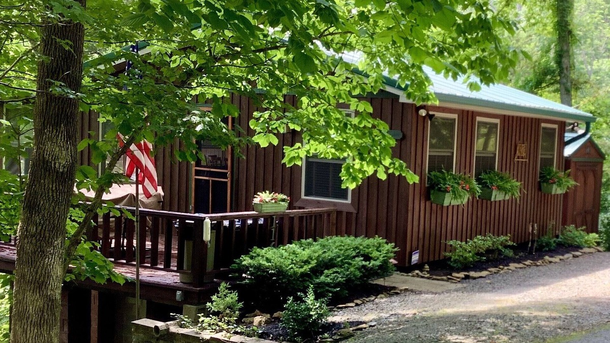 Russell Springs House | As close to the Lake as you can get! Lake Cumberland Marina/Alligator Dock 2