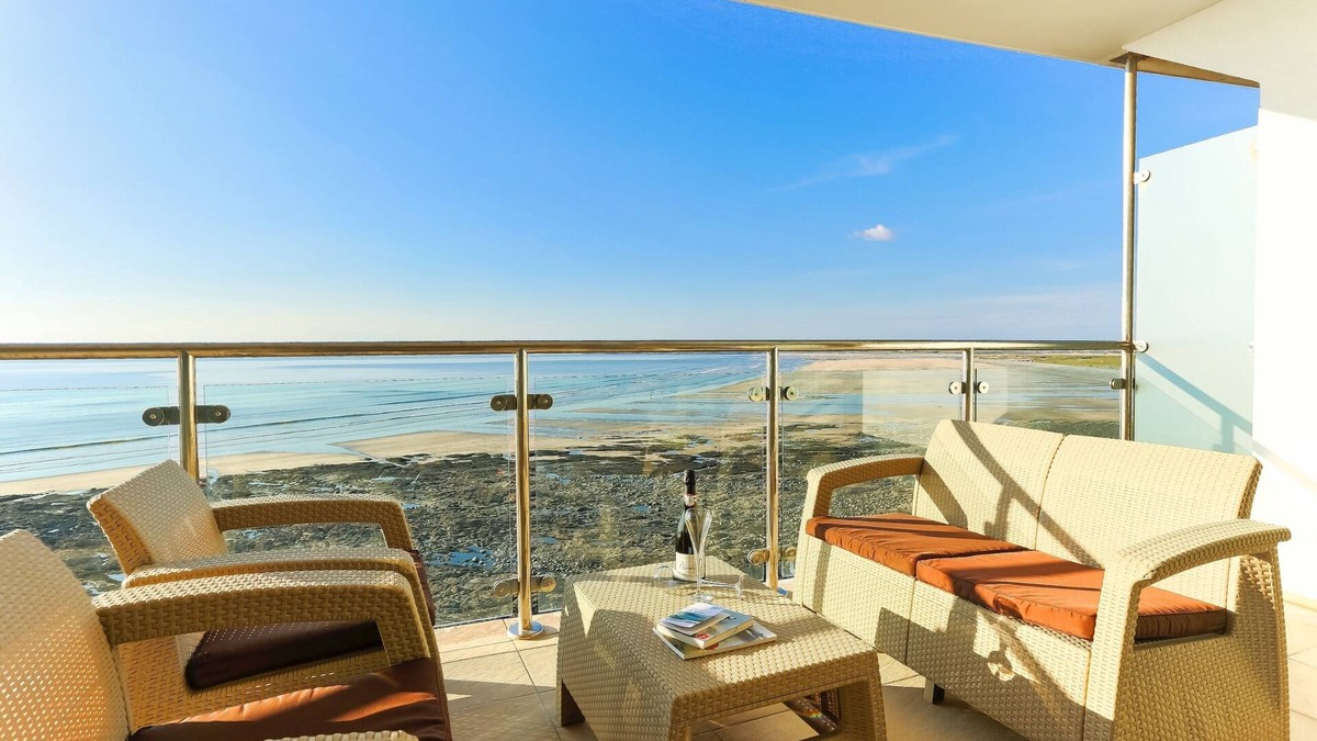 Westleigh Apartment | AS SEEN ON TV! Headlands Luxury Beachside Apartment
