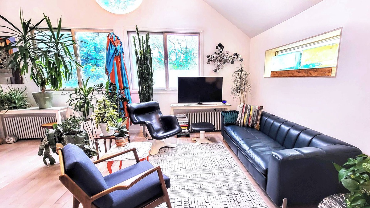 Asbury Park House | Asbury Park, Sunlit, 3 story home: 2-br, 2 full bath w 4 beach passes + bikes