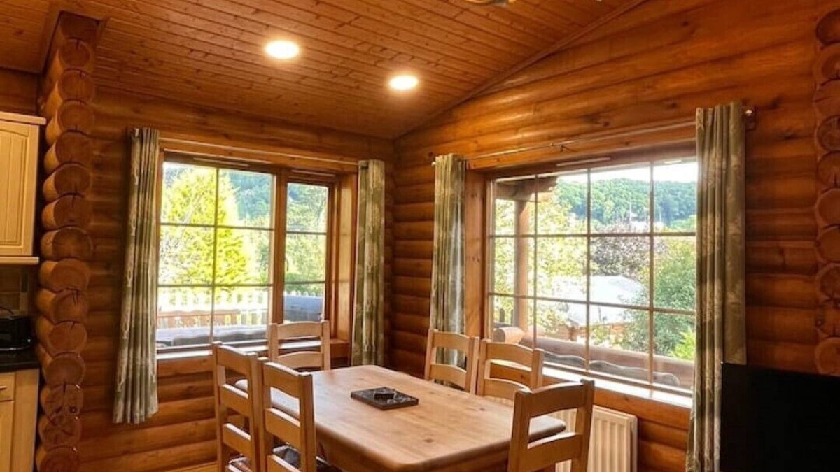 Aymestrey Cabin | 'Ash' Beautiful Log Cabin With Private Hot Tub