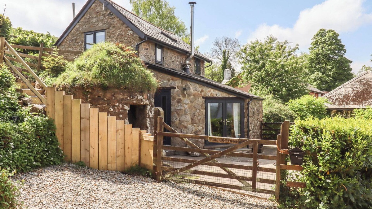 Chagford Cottage | ASH COTTAGE, family friendly, character holiday cottage in Chagford