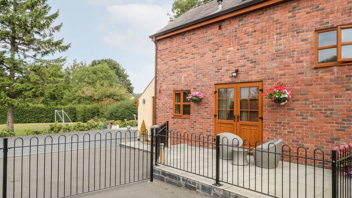 Holywell Cottage | ASH FARM COTTAGE, romantic, character holiday cottage in Caerwys