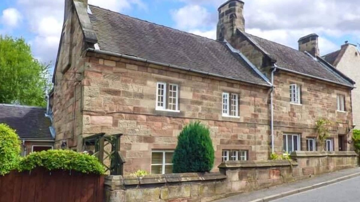 Alton Cottage | ASH HOUSE, pet friendly, character holiday cottage in Alton